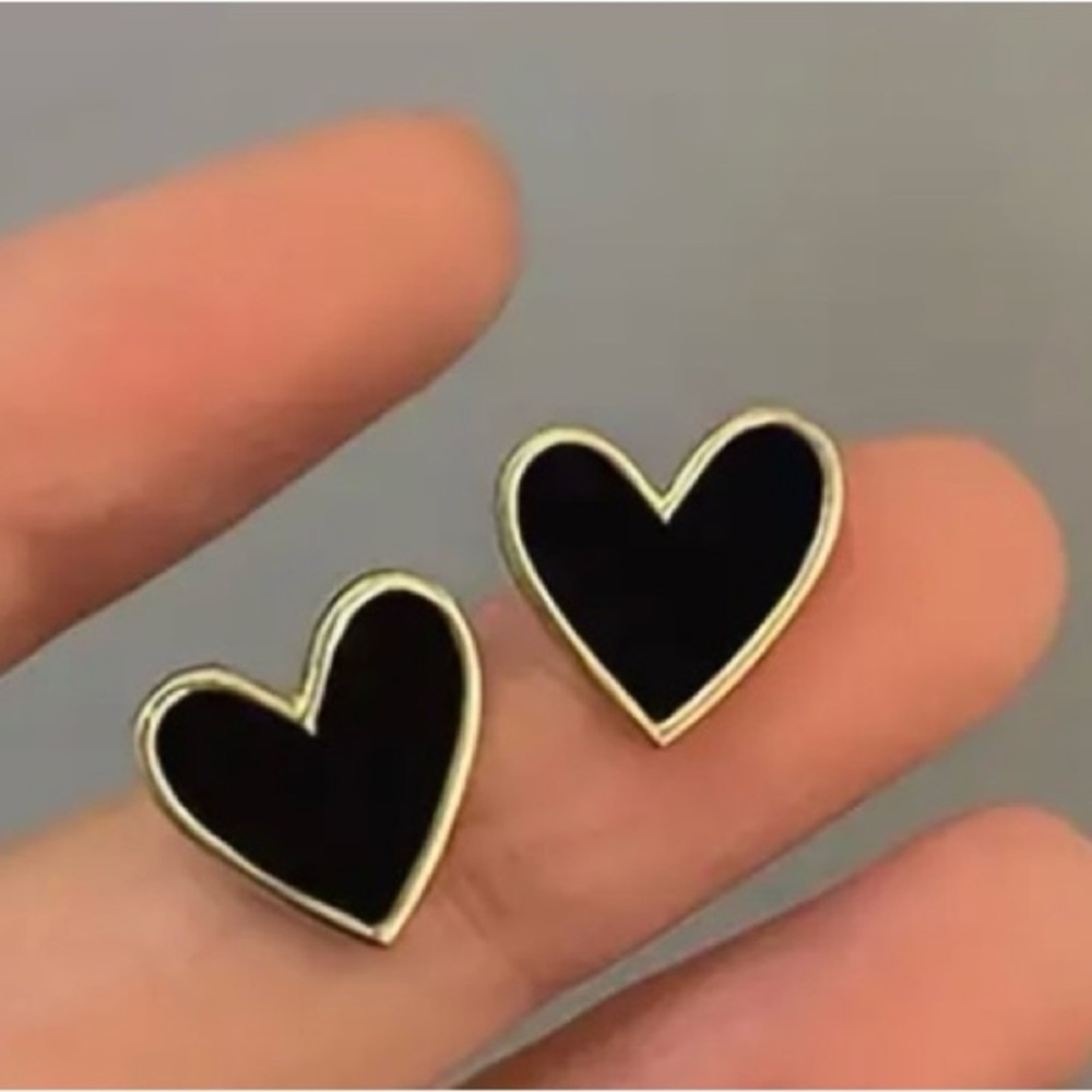 BLACK HEART STUD EARRINGS.